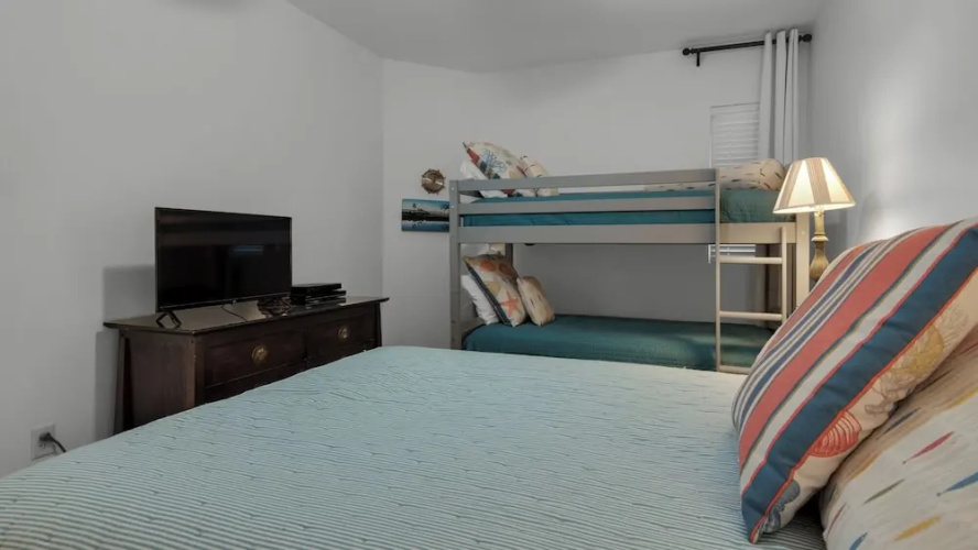 5 Minutes to Beach - Large Complex Pool