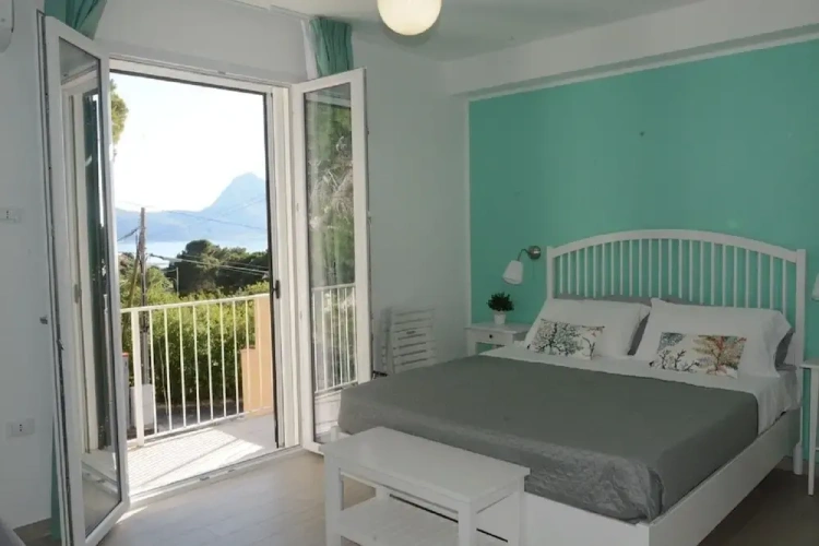 Deluxe Triple room with balcony and with sea view