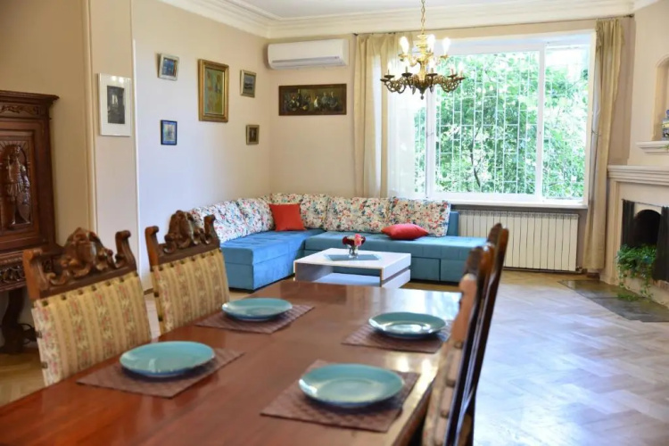 3 BD App with cozy Garden