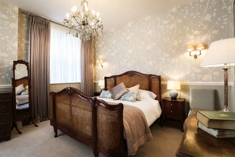 Deluxe Double Basement Suite