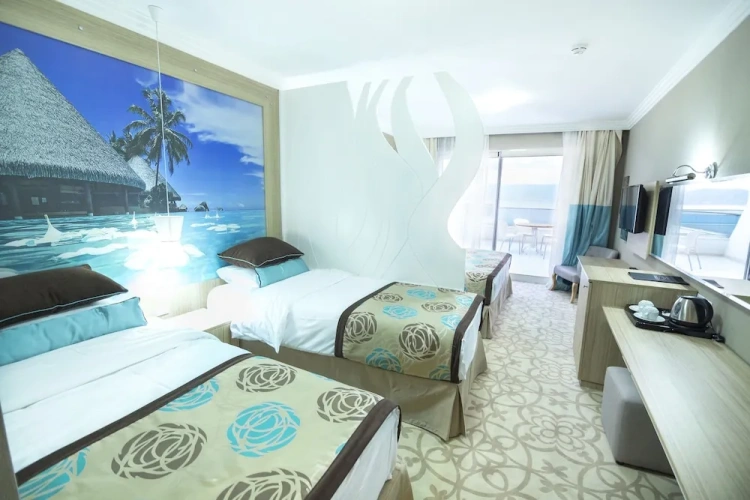 Standard Quadruple room with balcony and with lake view