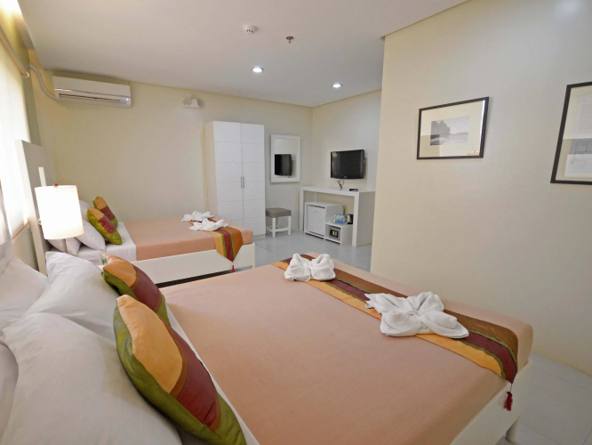 Holiday Suites Business District (Empire Suites Hotel)