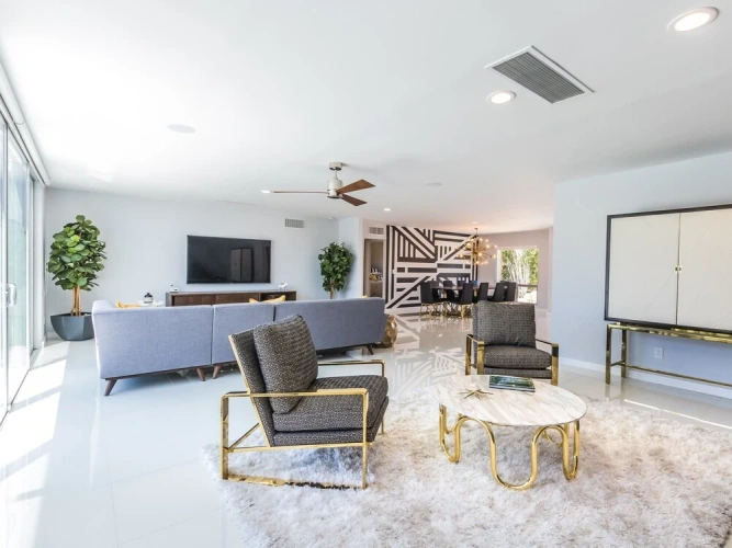4 Bedrooms Apartment