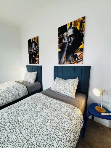 Stylish 3BR Apt Outdoor Space Sleeps 8