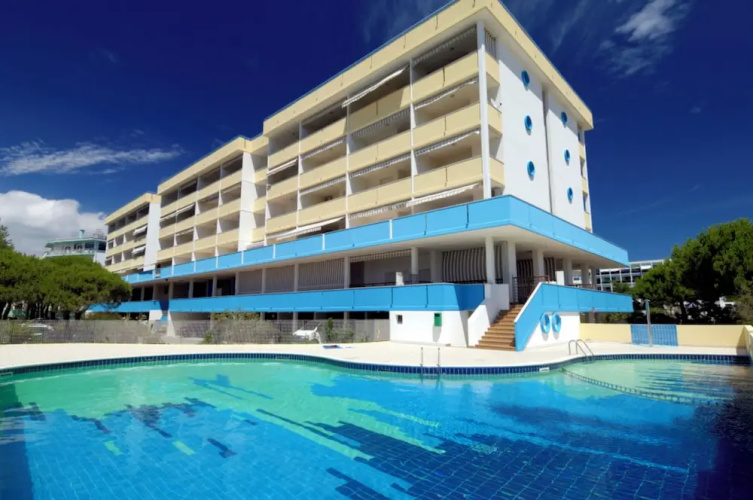 Beachfront Colourful Flat With Swimming Pool