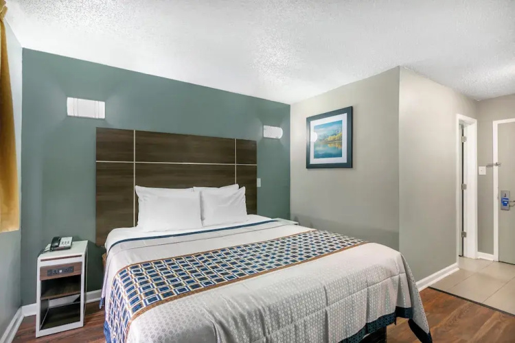 Days Inn Levittown Bristol