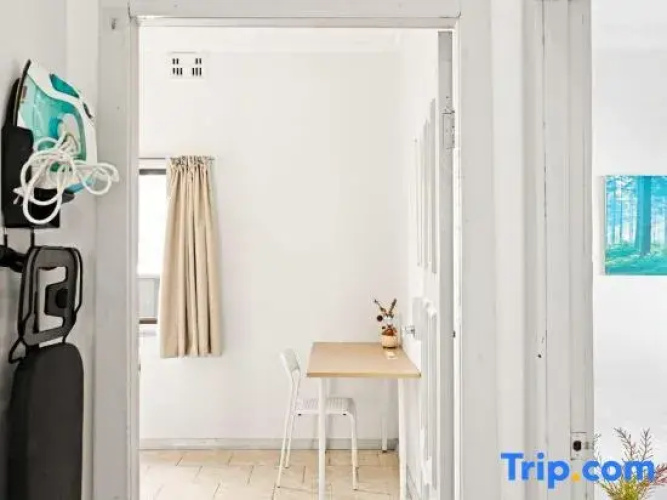 Convenient Room – Walk to Train & Shops