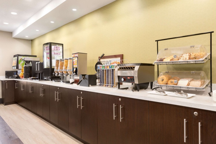 Super 8 By Wyndham Ajax/Toronto photo 17