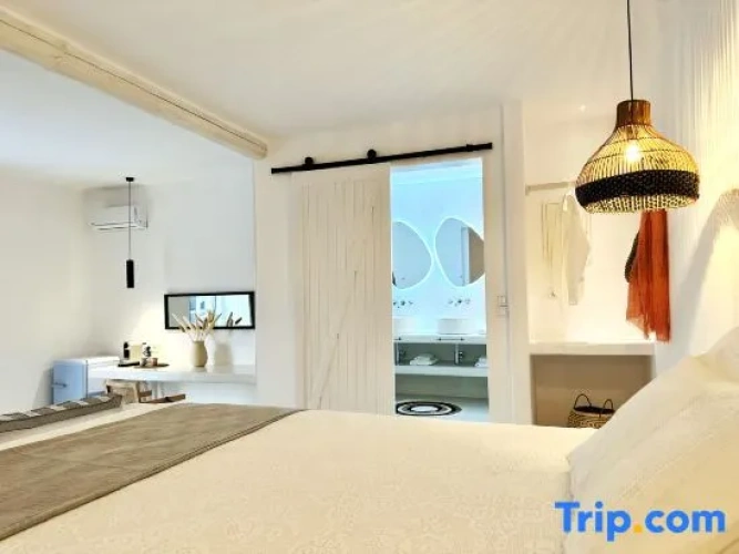 Superior Suite with pool view