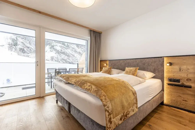 Spacious Apartment With Balcony