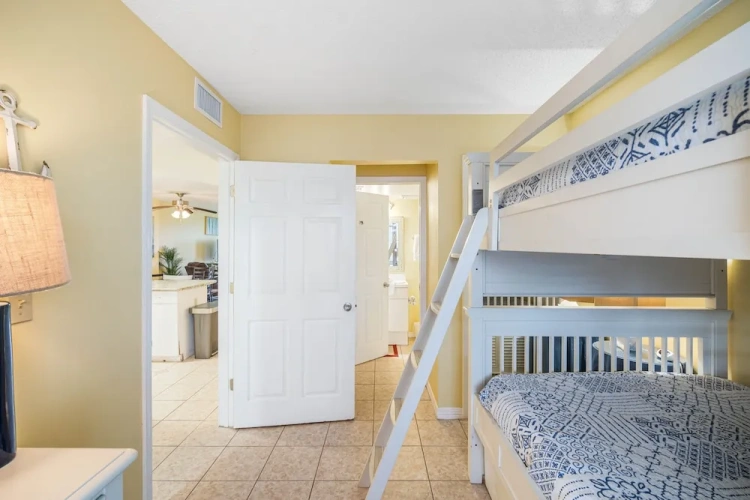 2 Bedrooms Standard Basement room with balcony