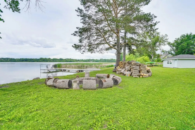 Lakefront Mound Getaway: Near Snowmobiling Trails!