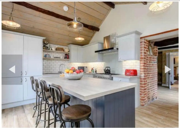 West Cottage. Central, Beautiful, 2 Mins To Beach.