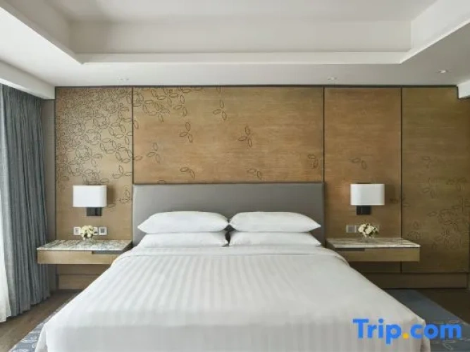 1 Bedroom Executive Double Club Suite with pool view