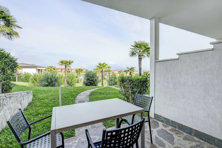 1 Bedroom Apartment with lake view