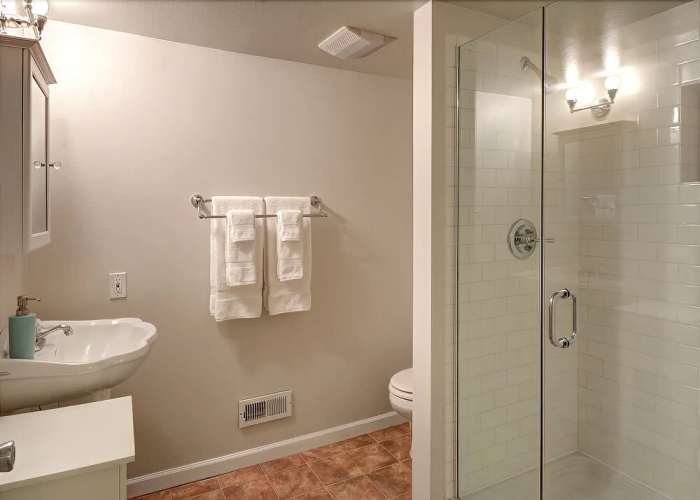 Alki Beach House - Three Bedroom Home with Fireplace