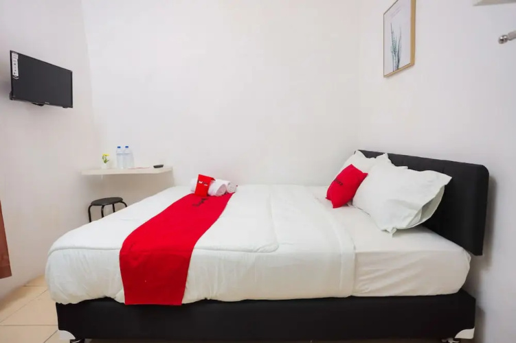 RedDoorz near Plaza Araya 2