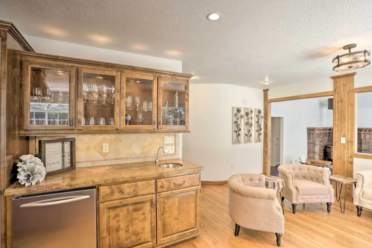 Redding Getaway w/ Hot Tub & Outdoor Kitchen!