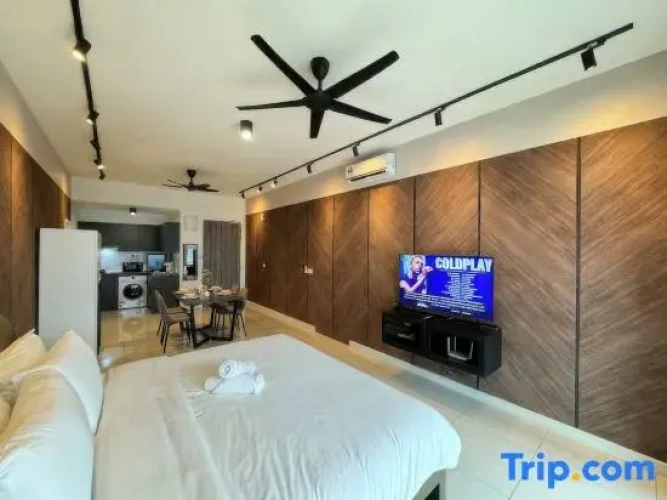 Deluxe Quadruple Studio with balcony and with city view