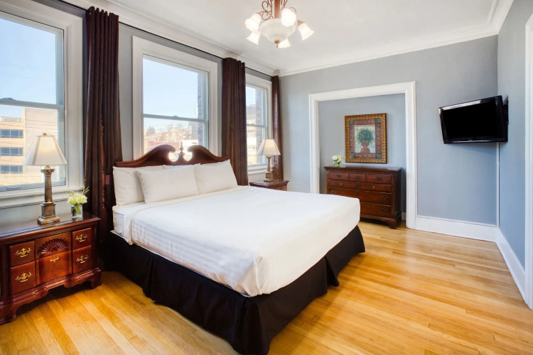 MarQueen Hotel
