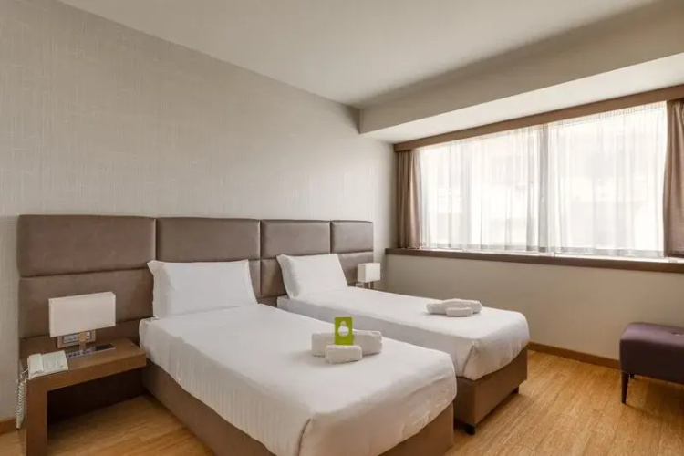 Nh Crystal Hotel