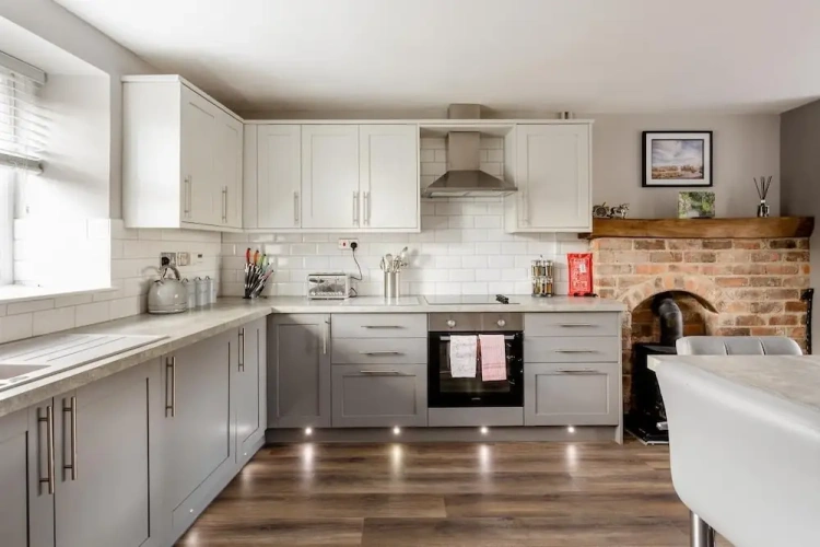 4 Bedrooms Cottage