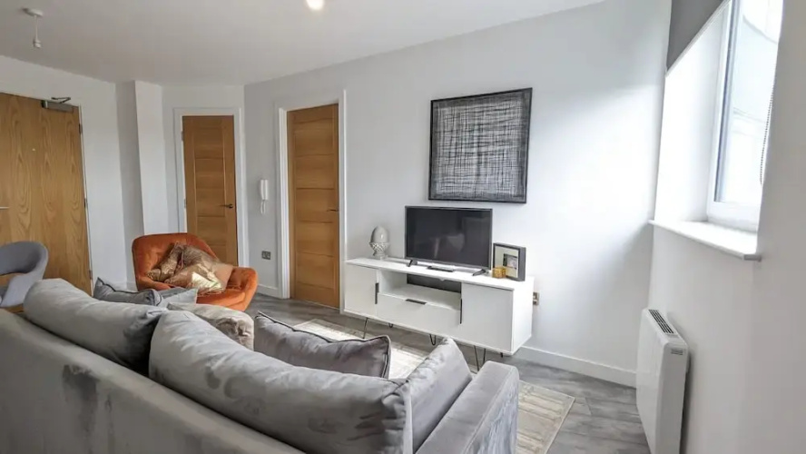Modern 1 Bed Apt - 15 Mins to Solihull Centre