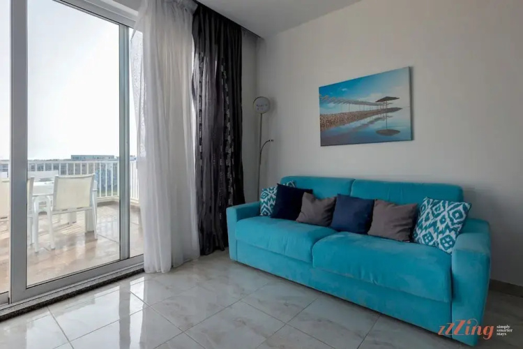 Sunny Penthouse w Terrace and Open Views