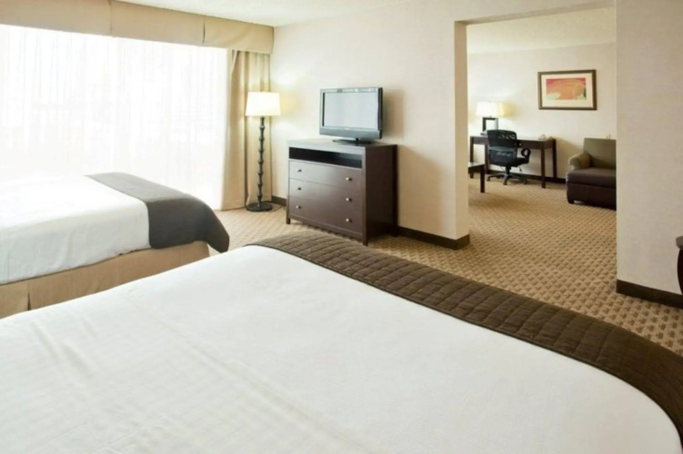 Holiday Inn Express & Suites Phoenix Midtown by IHG