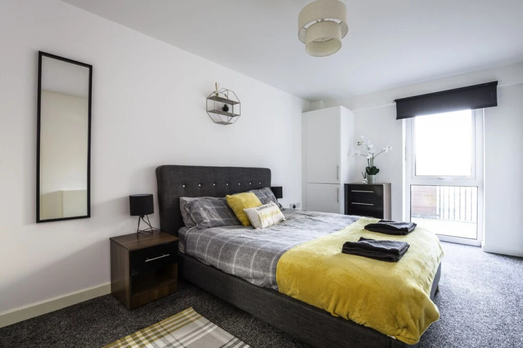Large Apartment With Balcony Free Parking & Fast Wifi
