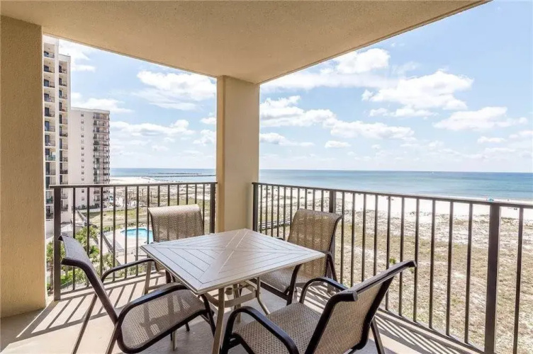 Phoenix VII 614 - 1 Br condo by RedAwning