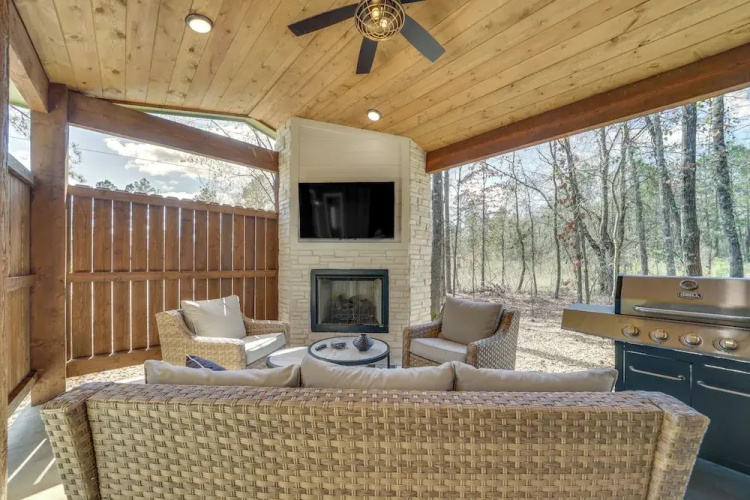 Chic Forest Hideaway in Broken Bow w/ Hot Tub