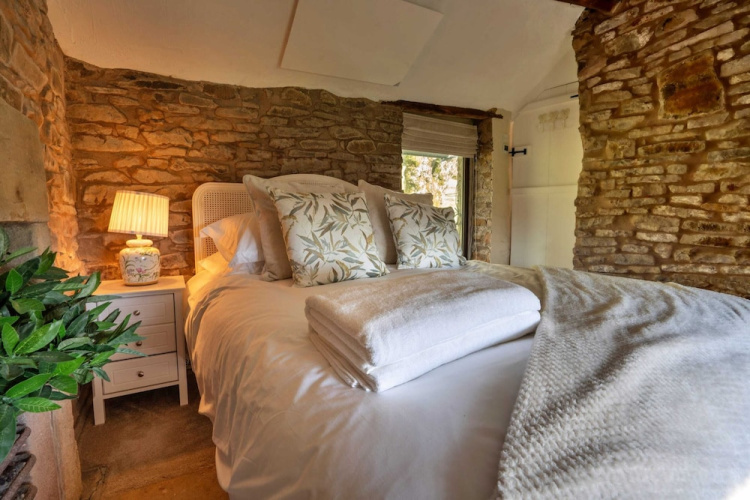 Barn in Peak District With Countryside Views