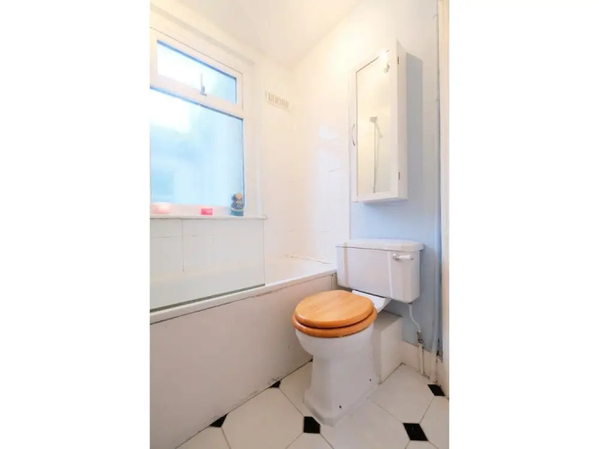 Sunny, Bohemian-style Flat For 4 in Queens Park