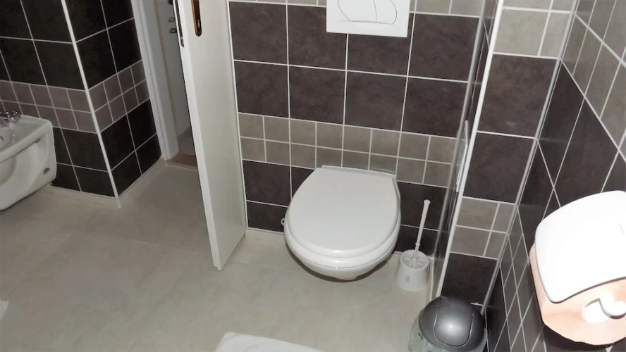 Apartment 5 Double Bed & Bidet Sleeps 2 Guests