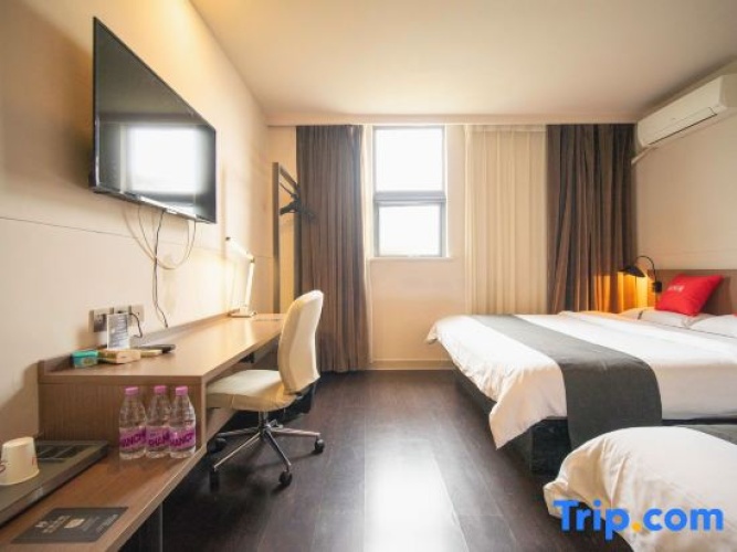 Standard Double room with street view