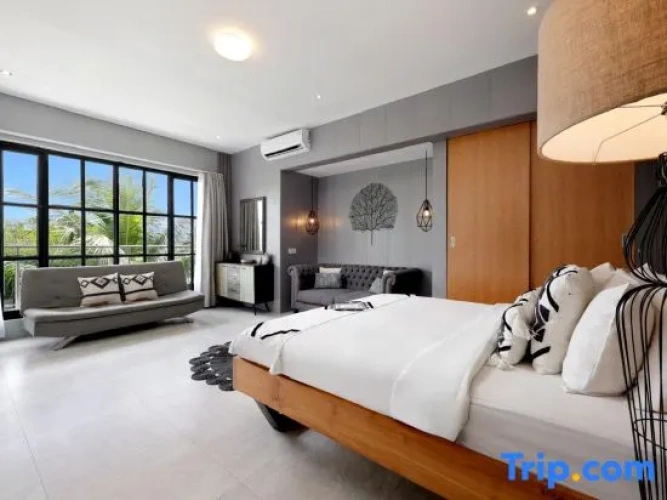 6 Bedrooms Villa