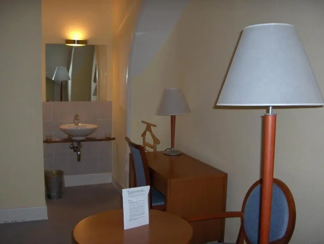 Standard Twin room with park view