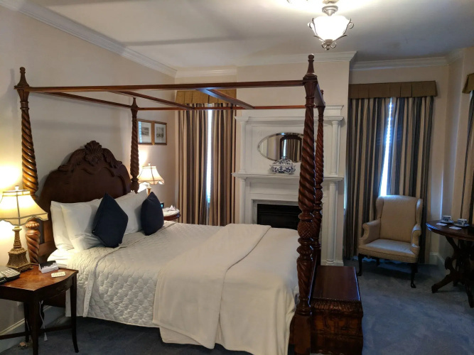 Almondy Inn