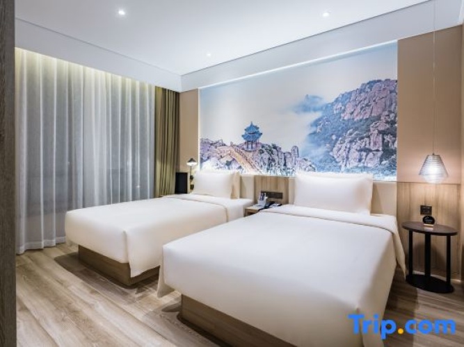 Standard Twin room with street view
