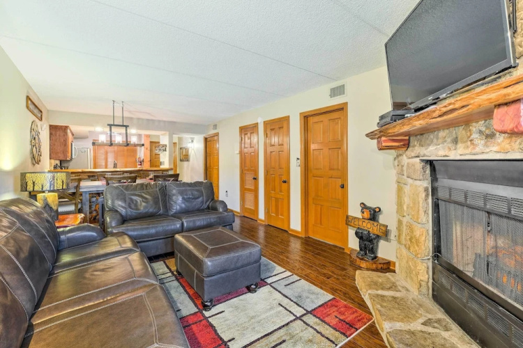 Chalet Village Upper Alpine Condo w/ Pool Access!
