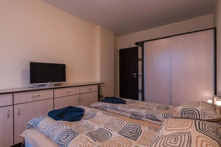 Charming, Fully-furnished, 2-bedroom apartment