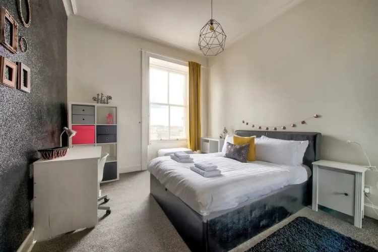 Bright And Central Flat, Directly Facing The Usher Hall