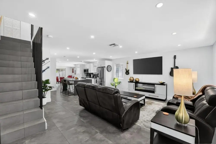 3-bdr Guitar House, Walk To Casino, Located Close To Everything - Miramar