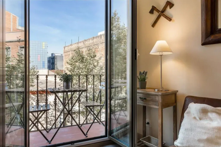 1 BR Vintage Suite with Balcony - HOA 42158