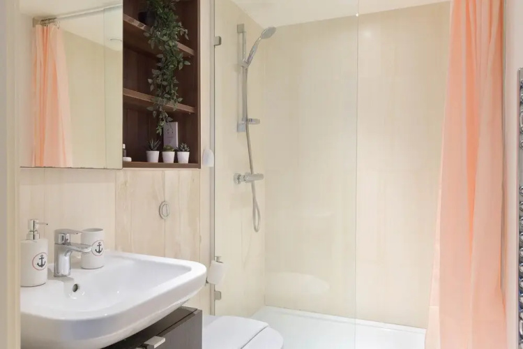 Sophisticated 2 Bed Flat with Balcony in Acton