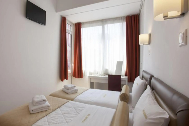Metropolis Hotel