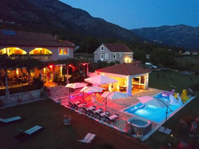 4 Bedrooms Villa
