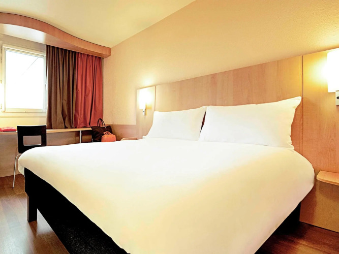 Ibis Paris Canal Saint Martin - Image 12