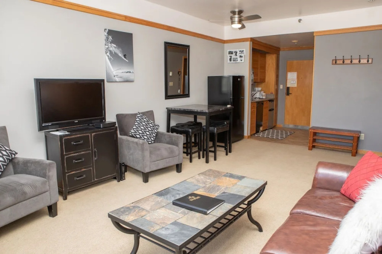 2759 Slopeside 1 Bedroom Condo by RedAwning